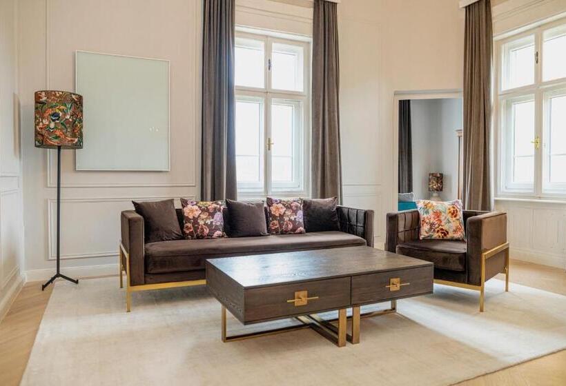 جناح, Georgi Schloss   Boutique