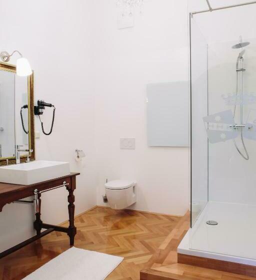 جناح جونيور, Georgi Schloss   Boutique