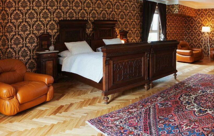 جناح, Georgi Schloss   Boutique