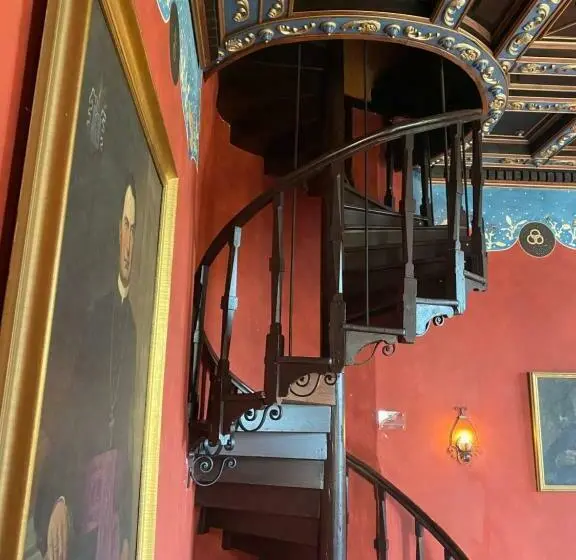 スイート, Georgi Schloss   Boutique