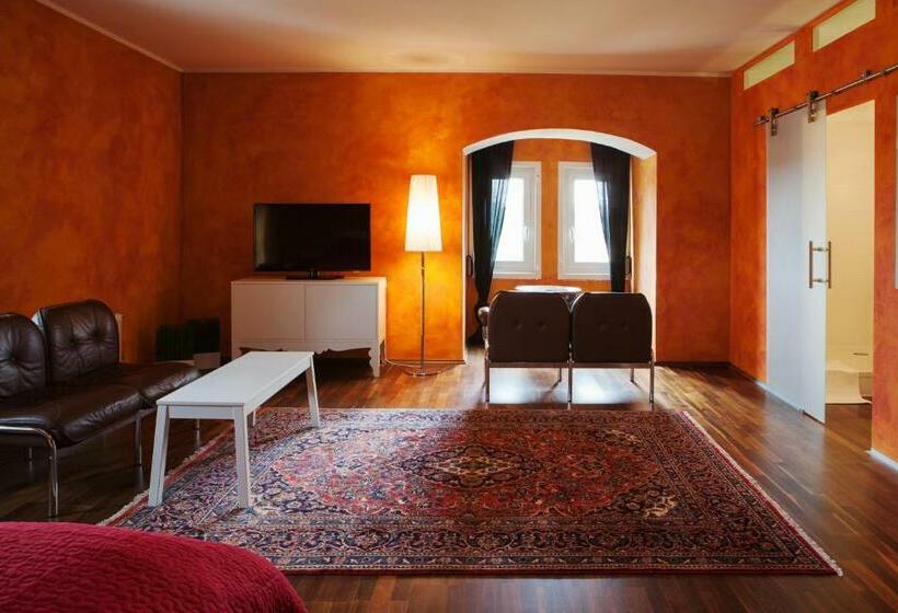 جناح, Georgi Schloss   Boutique