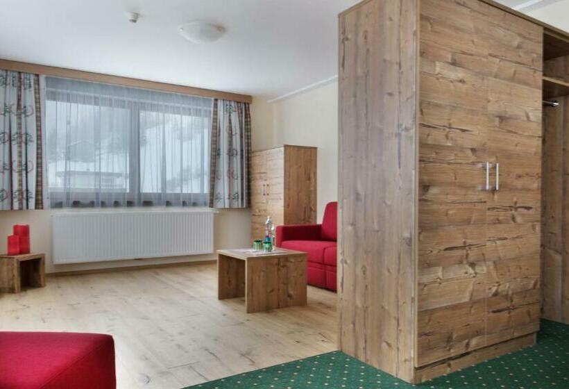 סוויטה עם מרפסת, Waldcafe