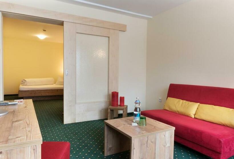 סוויטה עם מרפסת, Waldcafe