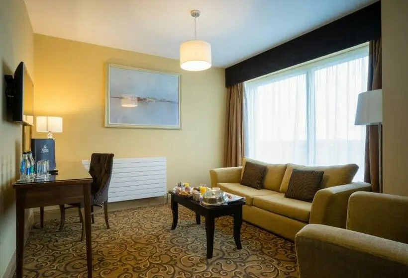 اتاق اجرایی سه نفره, Kettles Country House