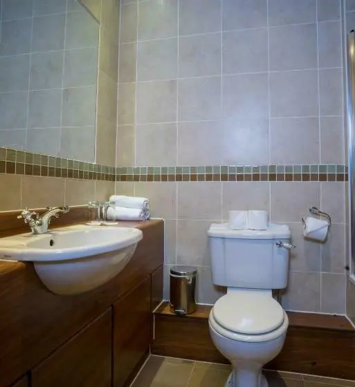 اتاق اجرایی سه نفره, Kettles Country House