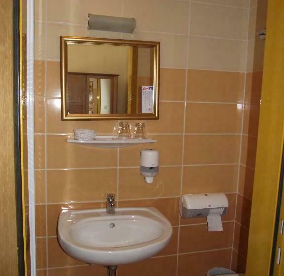 اتاق استاندارد یک نفره, Magnus Klause