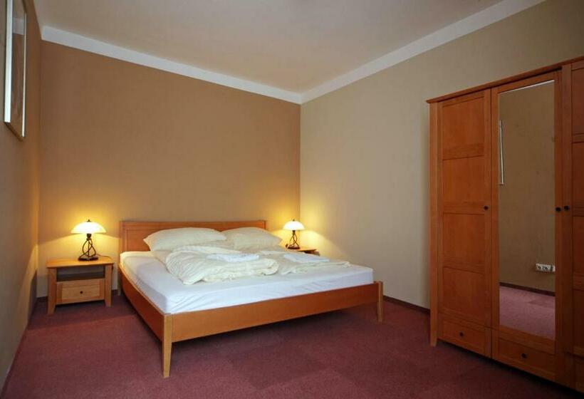 اتاق خانوادگی, Magnus Klause