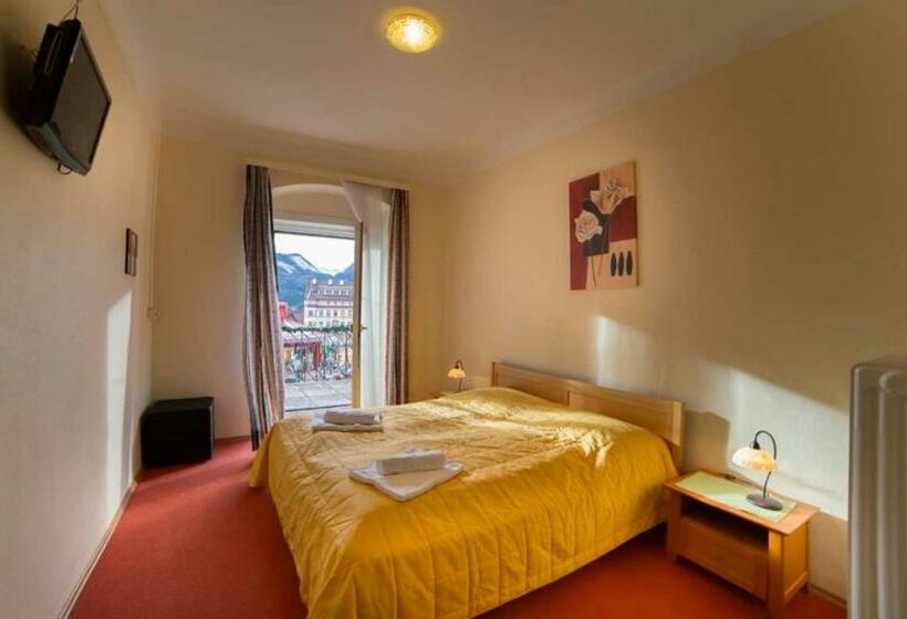 اتاق کلاسیک با چشمانداز شهر, Magnus Klause