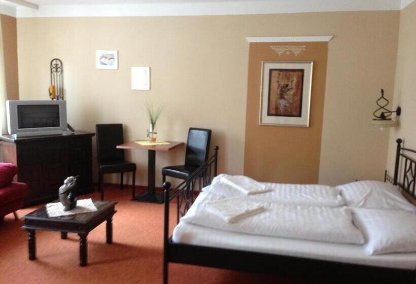 اتاق سوپریور, Magnus Klause