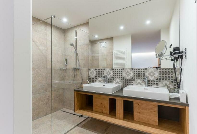 Perhehuone, Streklhof