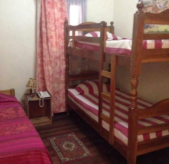 اتاق ساده سه نفره, Tana Jacaranda