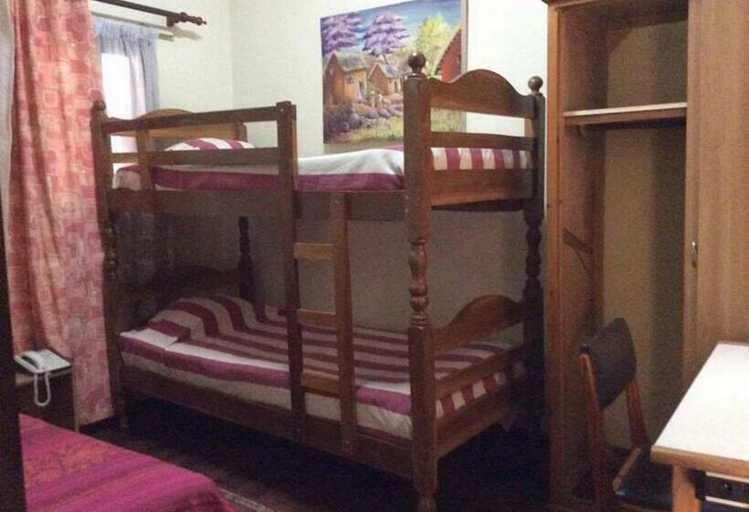 اتاق ساده سه نفره, Tana Jacaranda