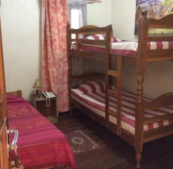 اتاق ساده سه نفره, Tana Jacaranda