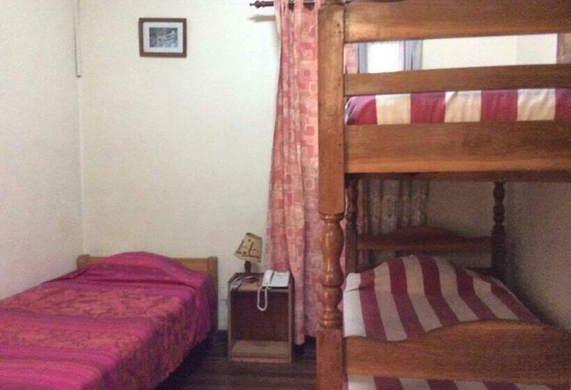 اتاق ساده سه نفره, Tana Jacaranda