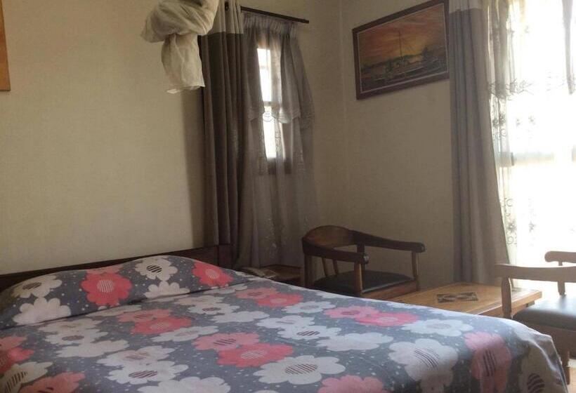 اتاق استاندارد با بالکن, Tana Jacaranda