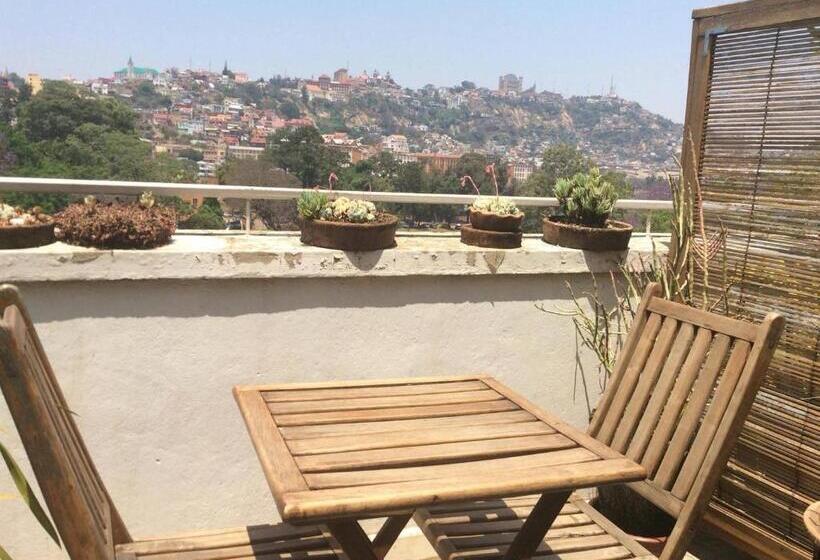 اتاق استاندارد با بالکن, Tana Jacaranda