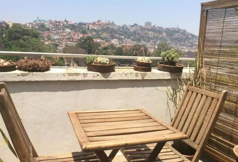 اتاق استاندارد با بالکن, Tana Jacaranda