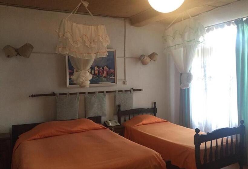 اتاق خانوادگی, Tana Jacaranda