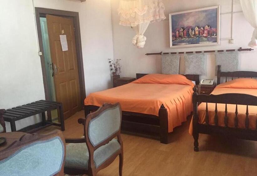 اتاق خانوادگی, Tana Jacaranda