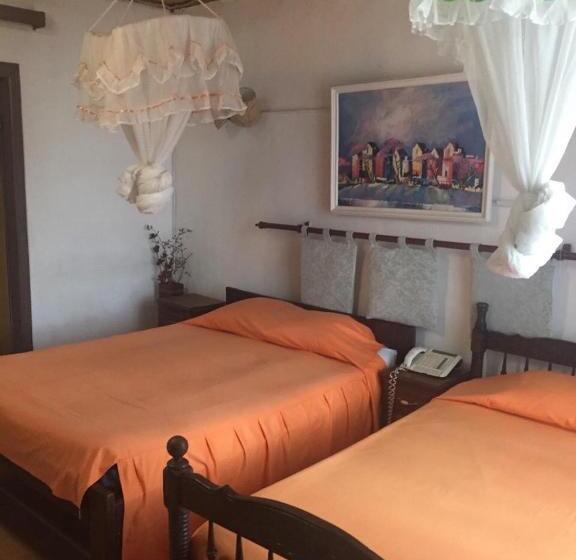 اتاق خانوادگی, Tana Jacaranda