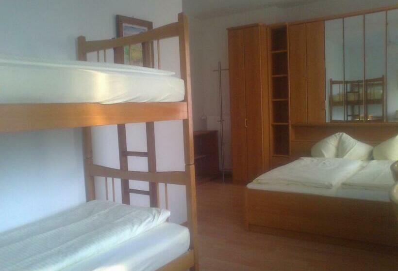 חדר לארבעה סטנדרטי עם נוף לגינה, Strandhotel Pichler