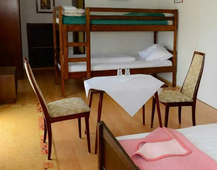 Standard Neljän Hengen Huone Puutarhanäkymä, Strandhotel Pichler