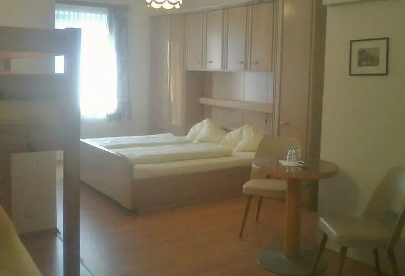 Standard Neljän Hengen Huone Puutarhanäkymä, Strandhotel Pichler