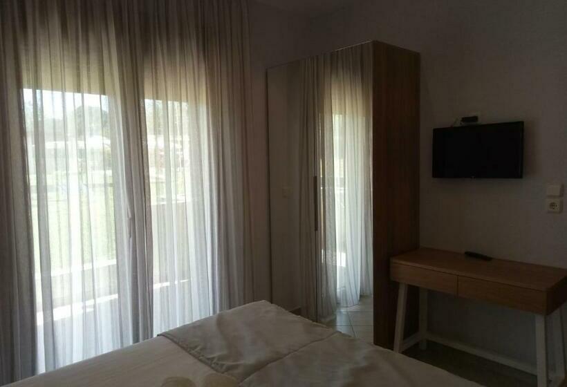 דירת חדר נוף לבריכה, Top Studios