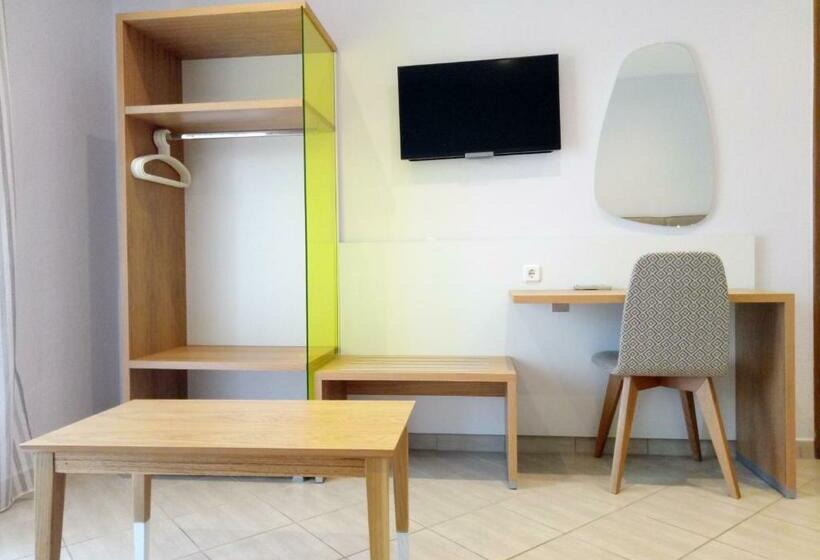 דירת חדר נוף לבריכה, Top Studios