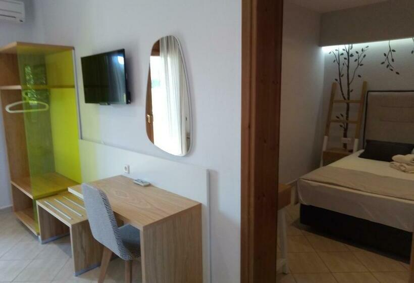 דירת חדר נוף לבריכה, Top Studios