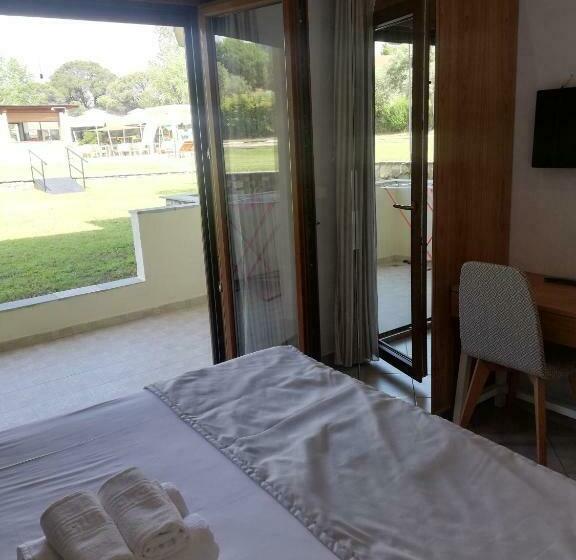 דירת חדר נוף לבריכה, Top Studios