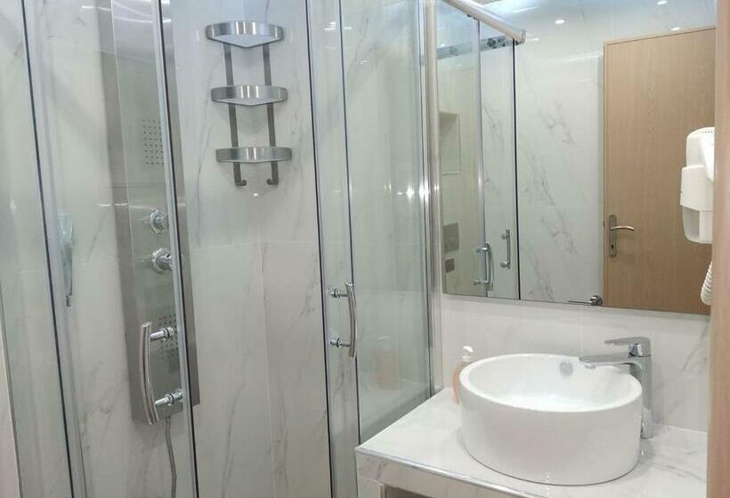 דירת חדר נוף לבריכה, Top Studios