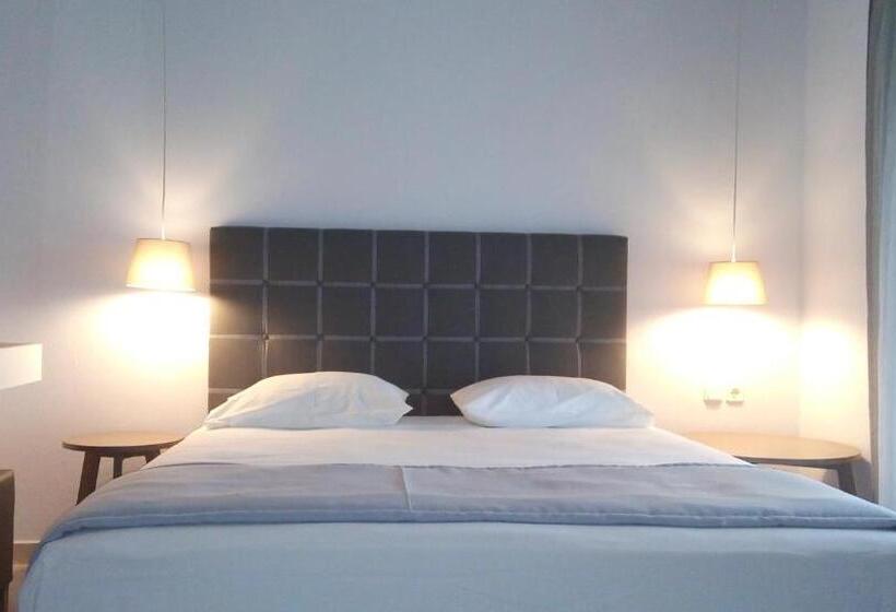 חדר דלוקס נוף בריכה, Top Studios