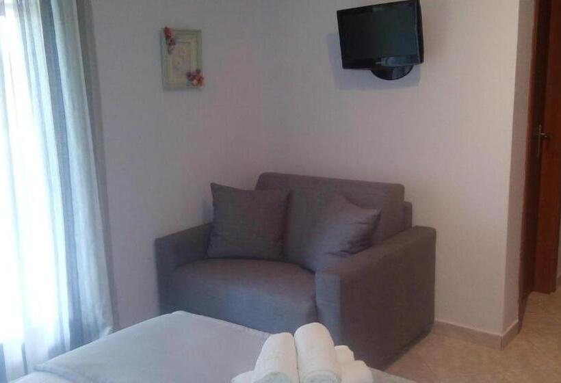 חדר דלוקס נוף בריכה, Top Studios