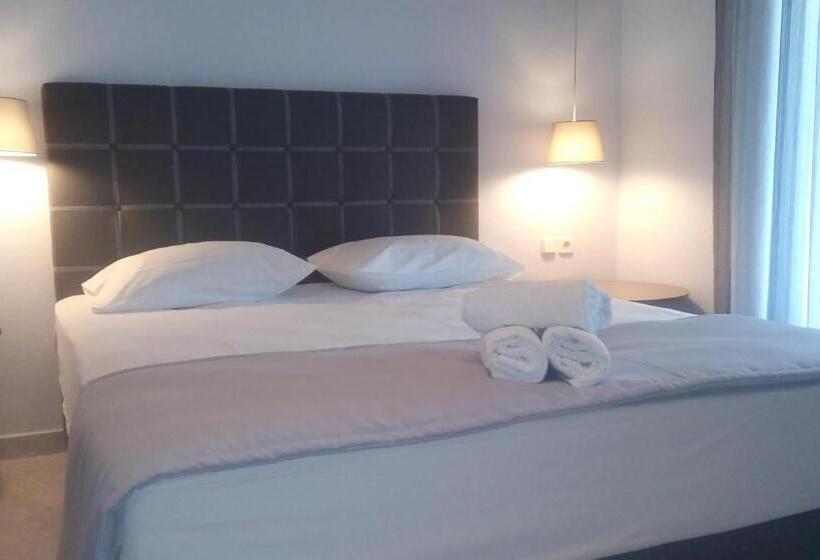 חדר דלוקס נוף בריכה, Top Studios