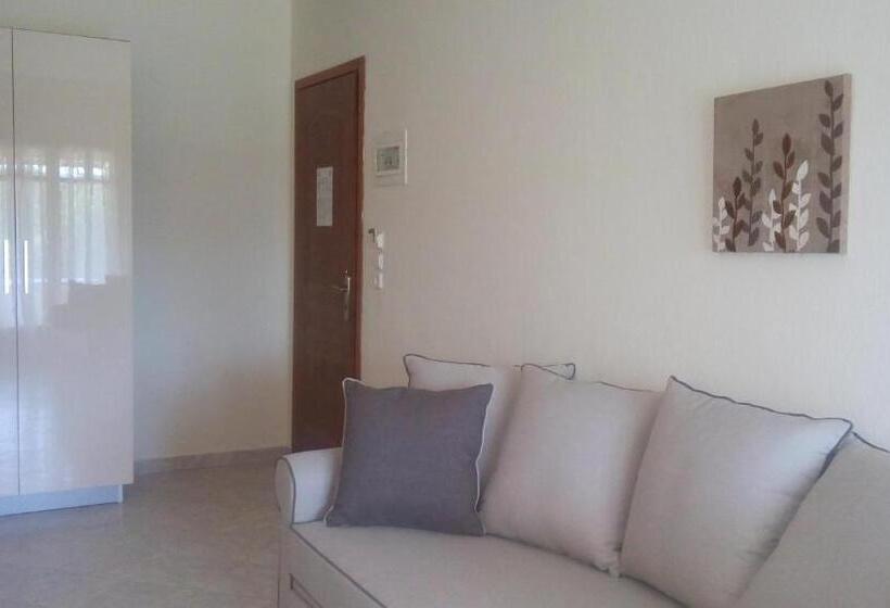 חדר משפחתי דלוקס, Top Studios