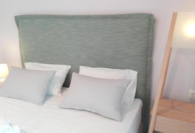 חדר דלוקס, Top Studios