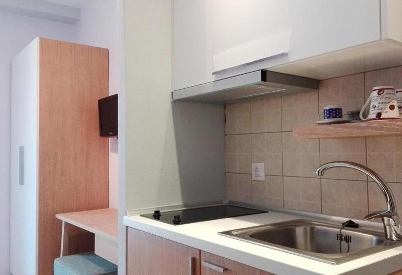 חדר דלוקס, Top Studios