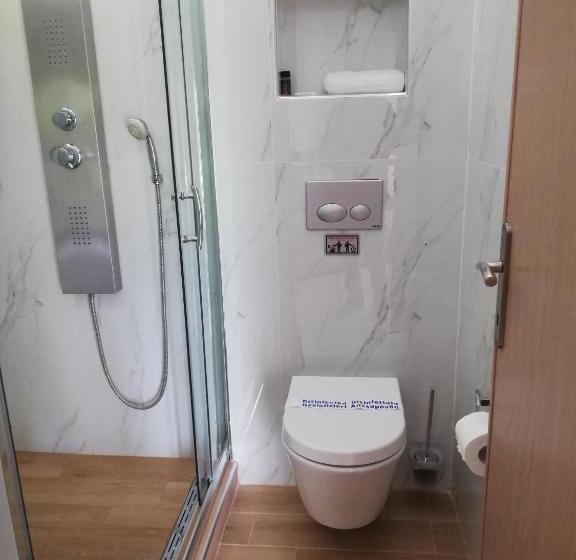 חדר סופריור, Top Studios