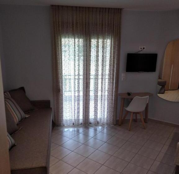 חדר סופריור, Top Studios