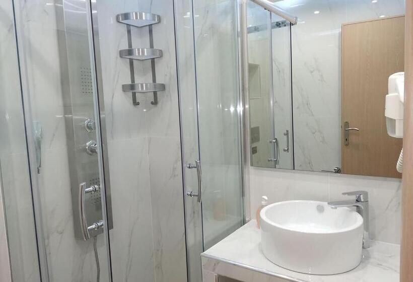 חדר סופריור, Top Studios