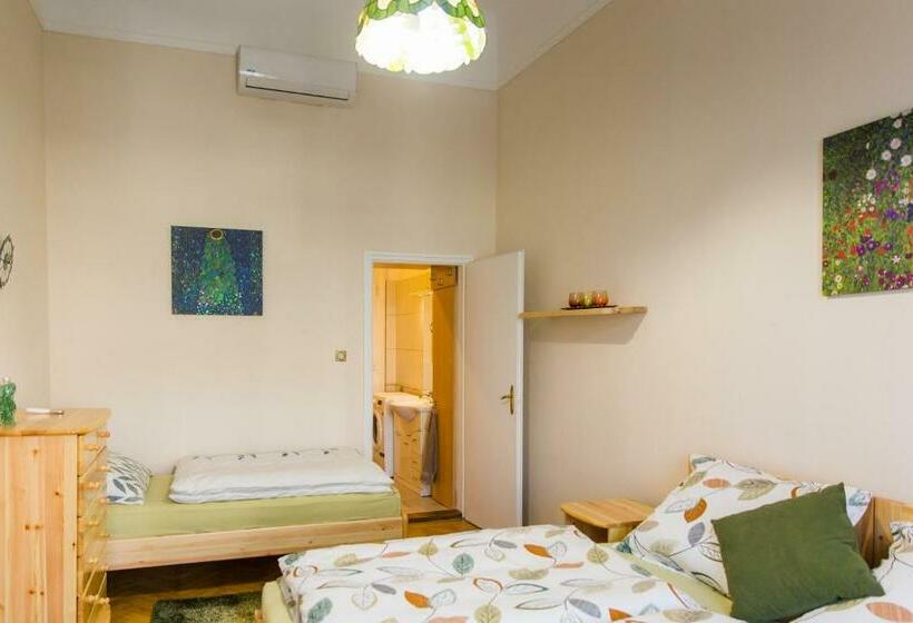 اتاق استاندارد با سرویس بهداشتی مشترک, East Private Rooms