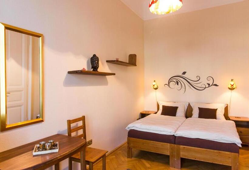 اتاق استاندارد با سرویس بهداشتی مشترک, East Private Rooms