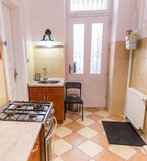 اتاق استاندارد یک تخته با سرویس بهداشتی مشترک, East Private Rooms