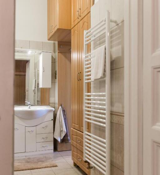اتاق استاندارد یک تخته با سرویس بهداشتی مشترک, East Private Rooms