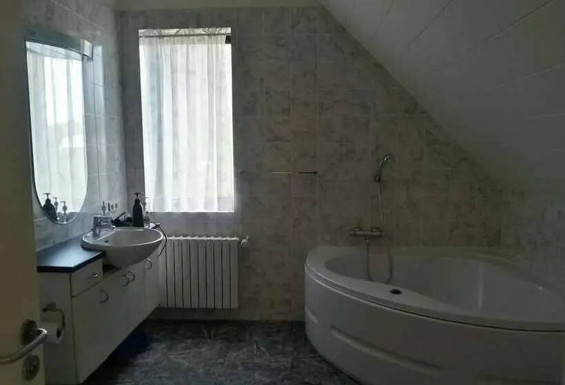 اتاق استاندارد سه تخته با سرویس بهداشتی مشترک, Guesthouse Dalbaer