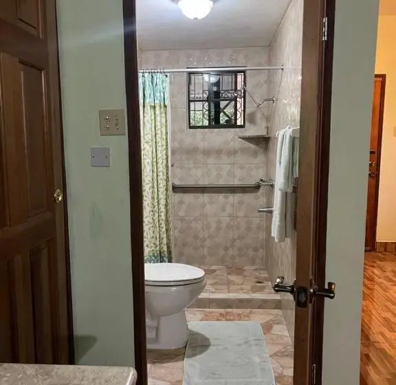 سوییت لوکس, Castlevue B&b