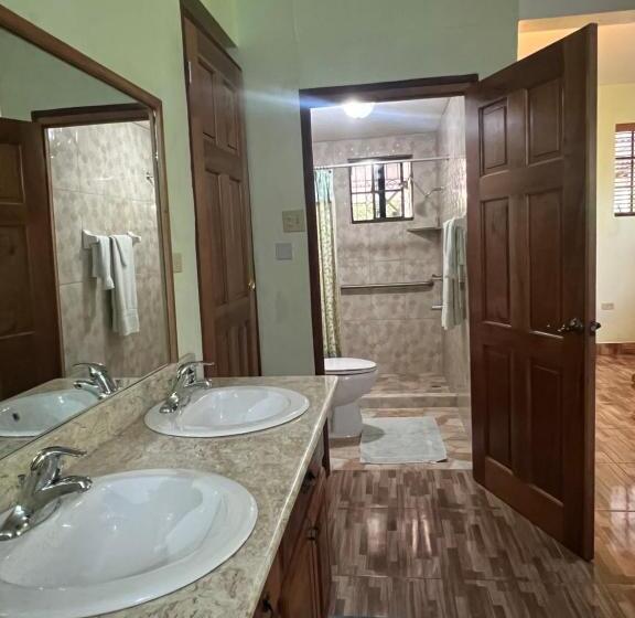 سوییت لوکس, Castlevue B&b