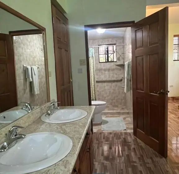 سوییت لوکس, Castlevue B&b