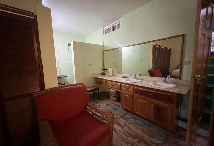 سوییت لوکس, Castlevue B&b